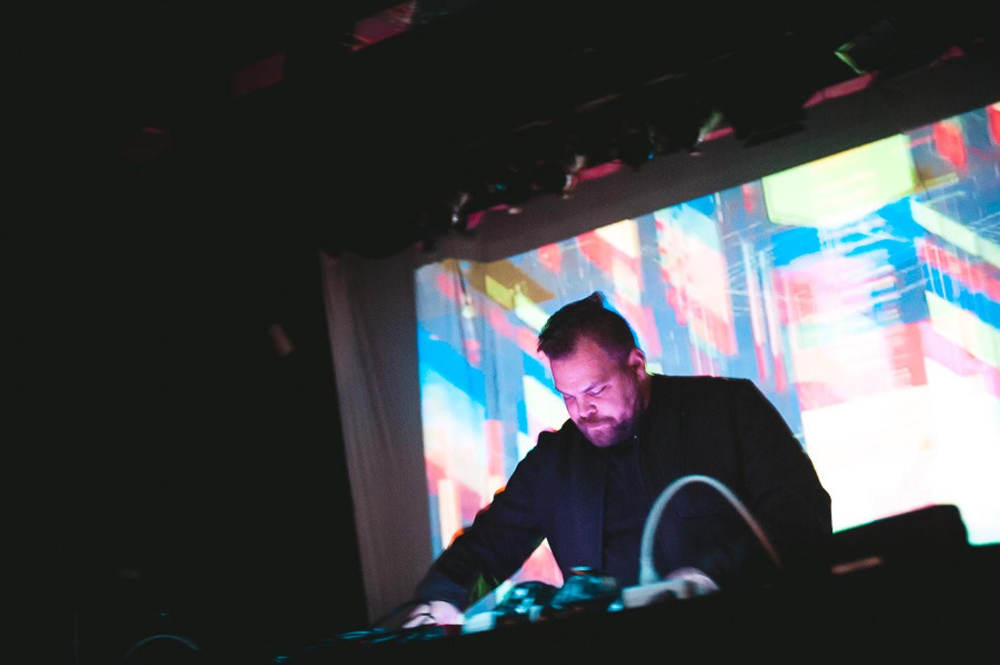 Com Truise (2)