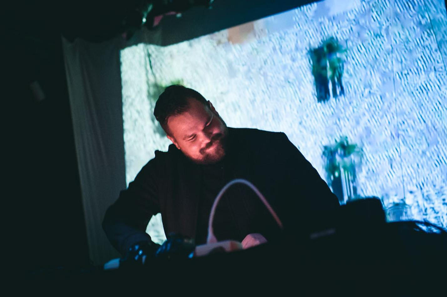 Com Truise (1)
