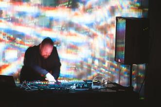 Com Truise (3)