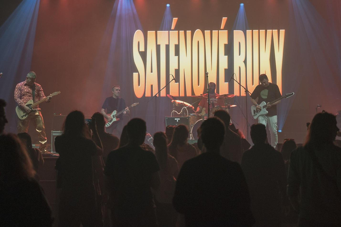 SatenoveRuky1