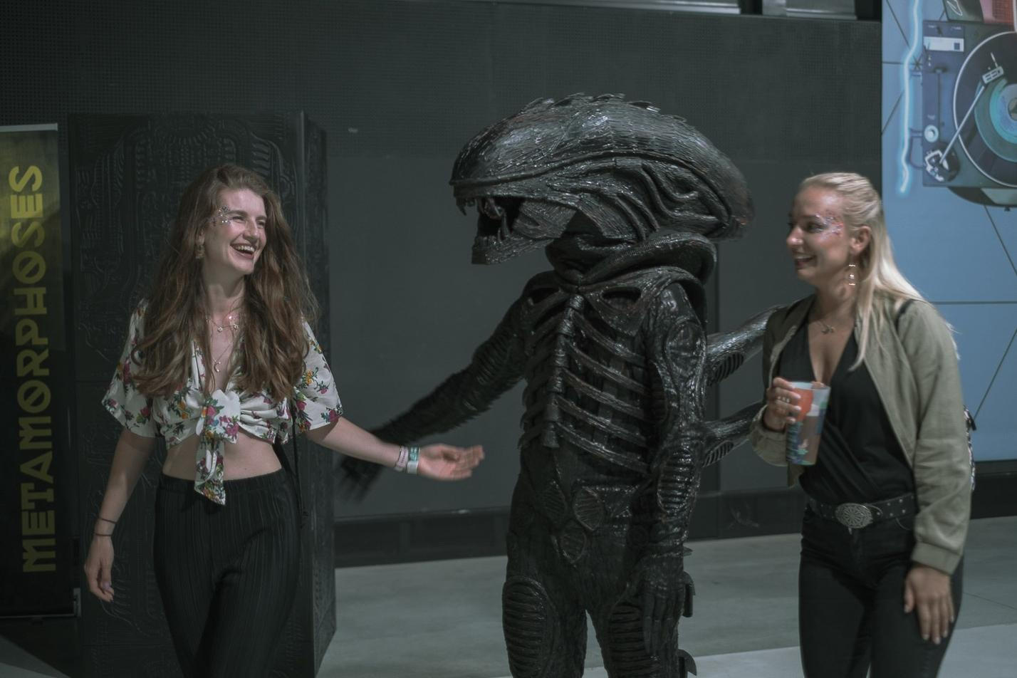 AlienAndFriends2