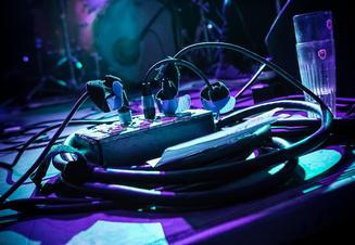 08_The_Drones_Le_Guess_Who_2015