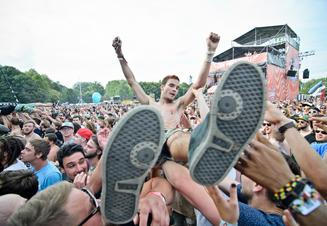 6790_crowd