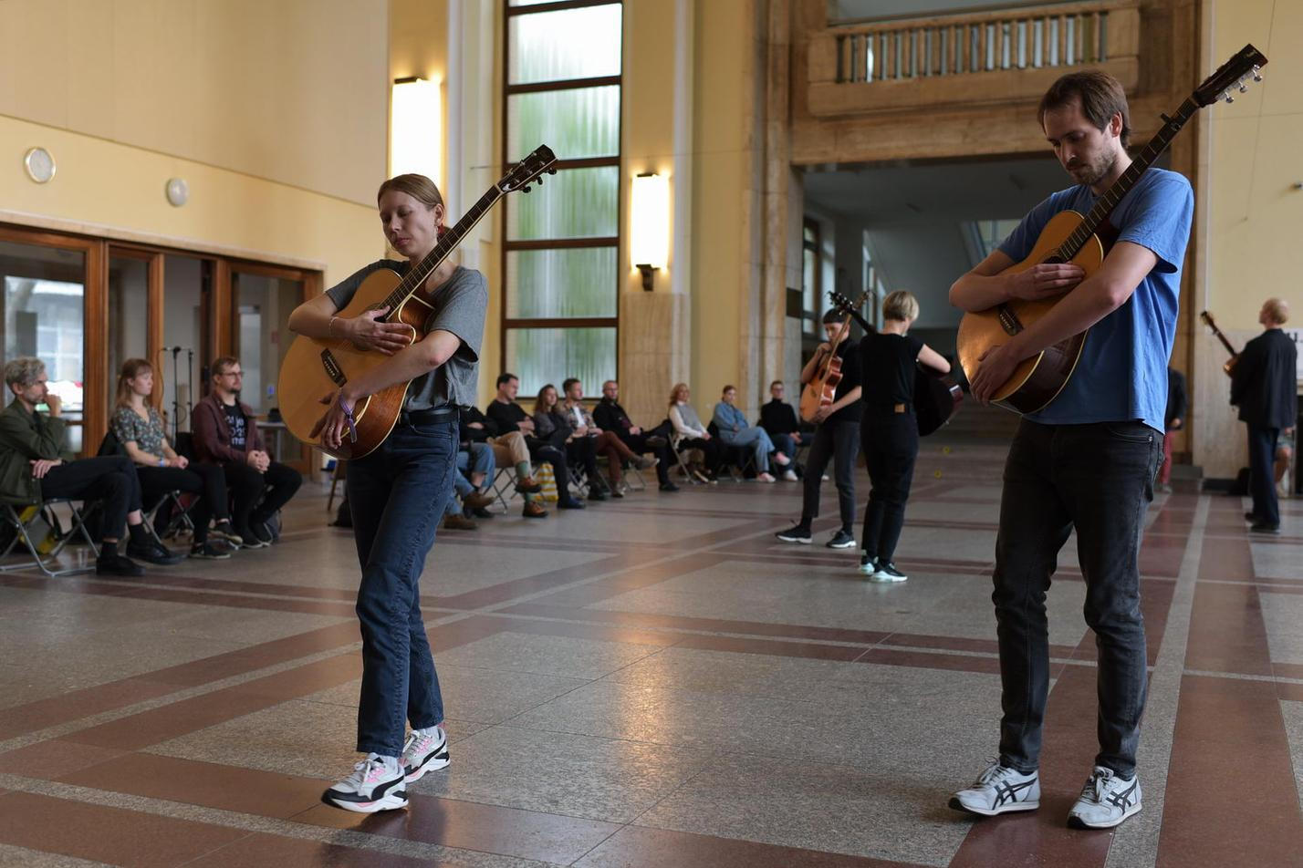 30 Fredrik Rasten - Six Moving Guitars