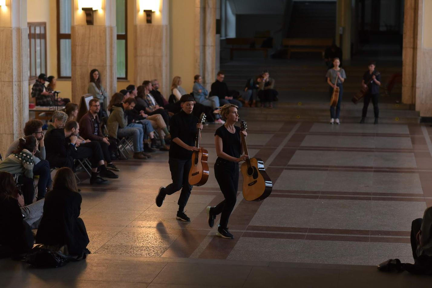 32 Fredrik Rasten - Six Moving Guitars