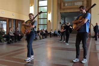 30 Fredrik Rasten - Six Moving Guitars