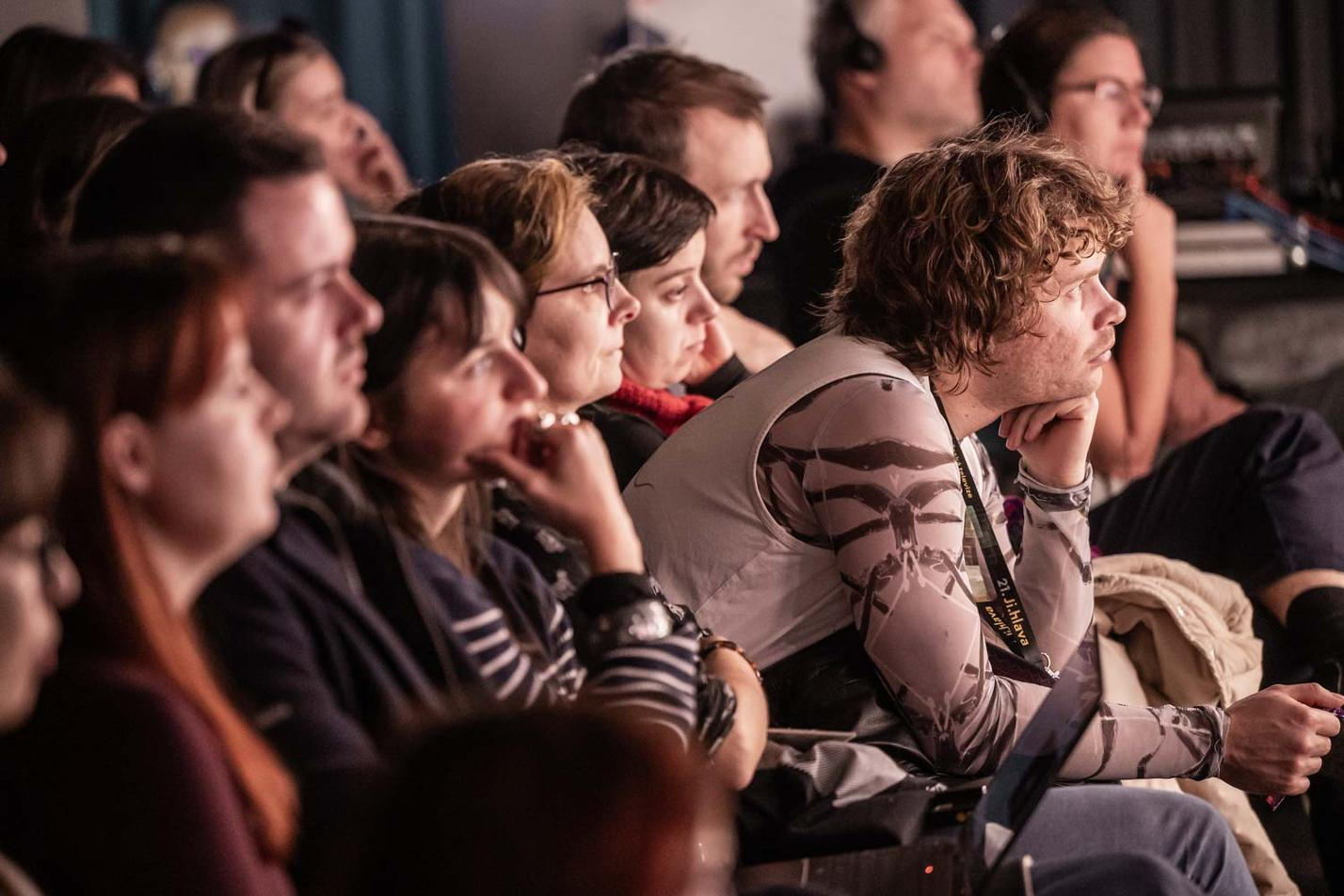 Slepé místo svobody: Demokracie nebo diktát superboháčů?