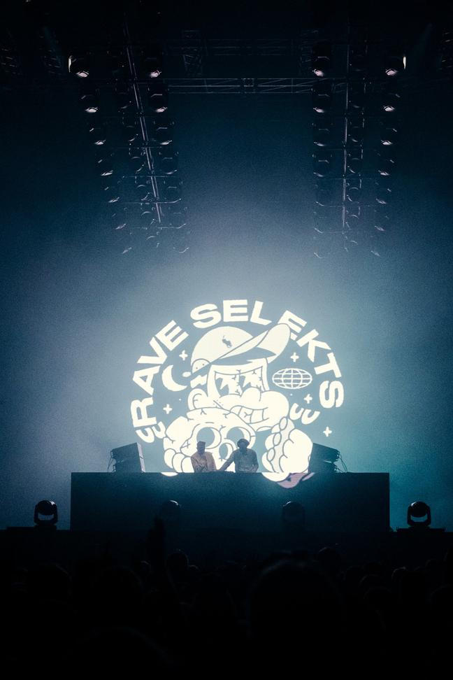 31_2manydjs