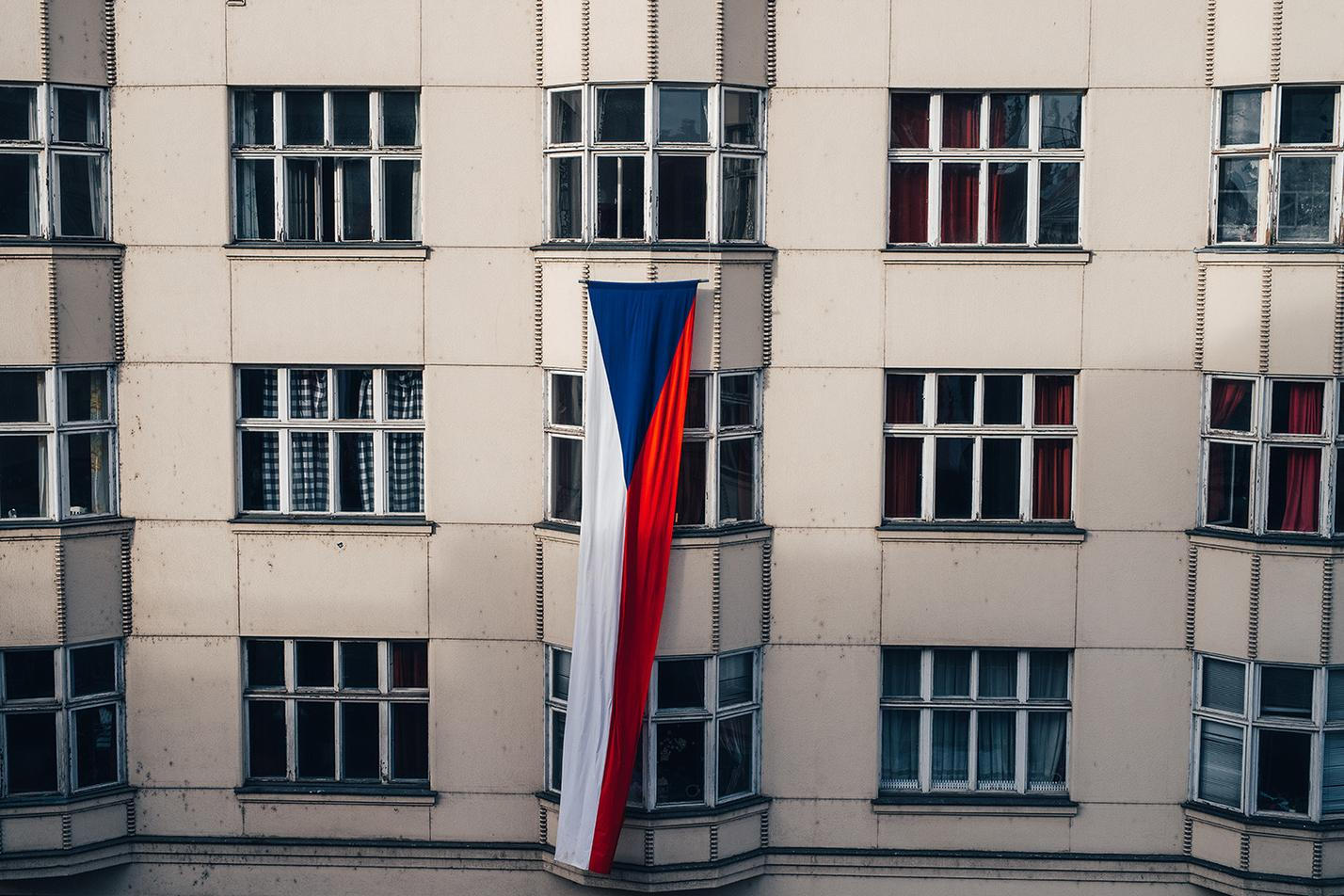 Ulice ozdobená vlajkami (FOTO_ Jakub Zeman)