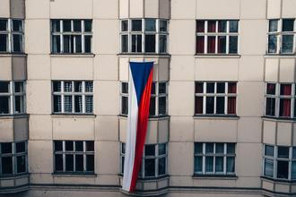 Ulice ozdobená vlajkami (FOTO_ Jakub Zeman)