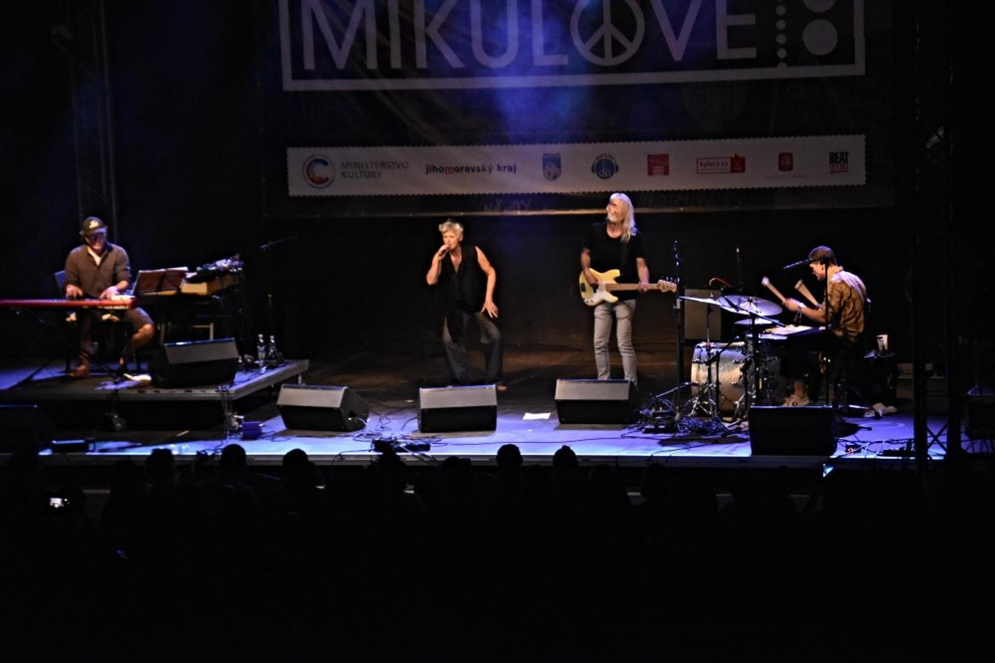 15-Monika Načeva a Zdivočelí koně