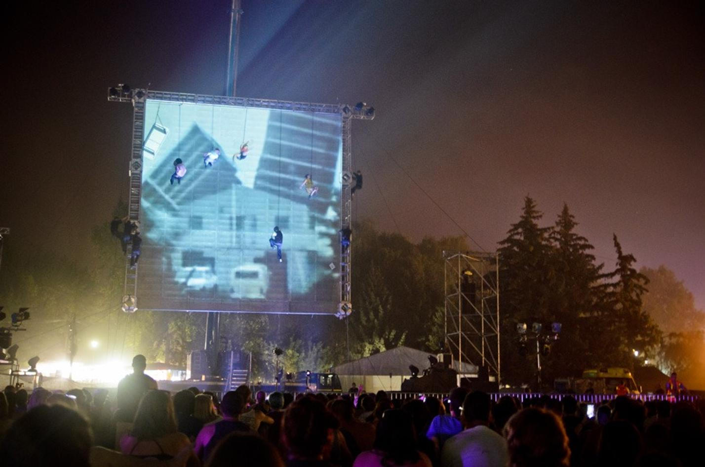 0459 Wired Aerial Theatre