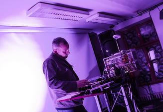 02_Drew_McDowall_01_02_2016_Praha_v_Brne