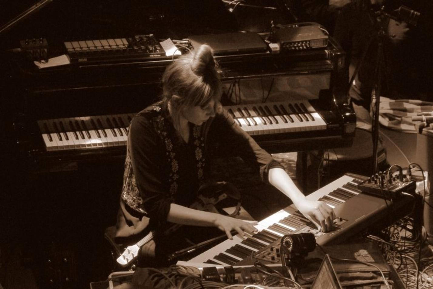 Poppy_Ackroyd_piano