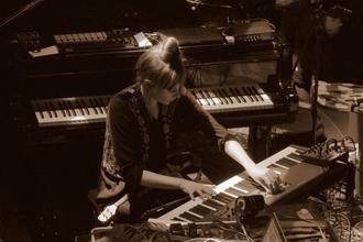 Poppy_Ackroyd_piano