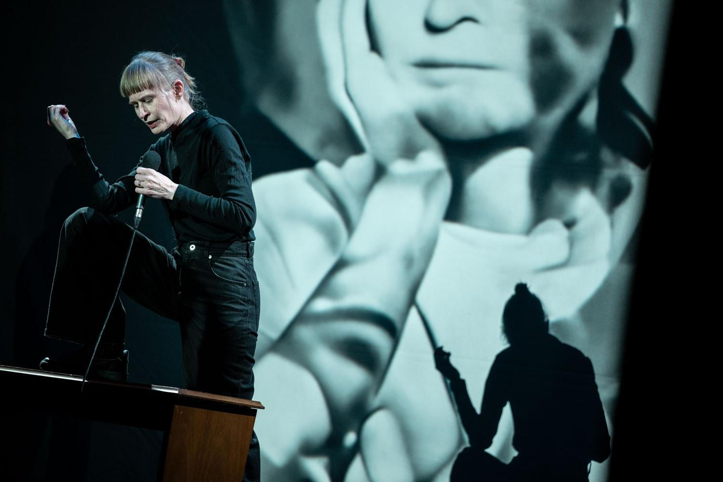 Jenny Hval - I Want to Be a Machine