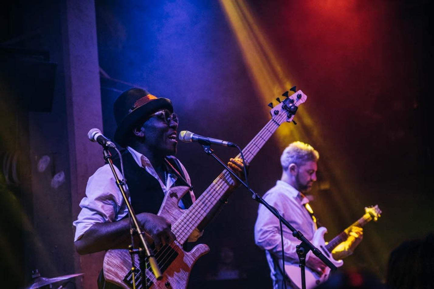 Richard Bona - 8383