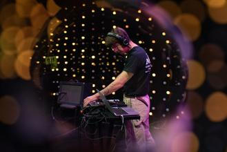 fyield Live on KEXP by Morgen Schuler 3 Velký