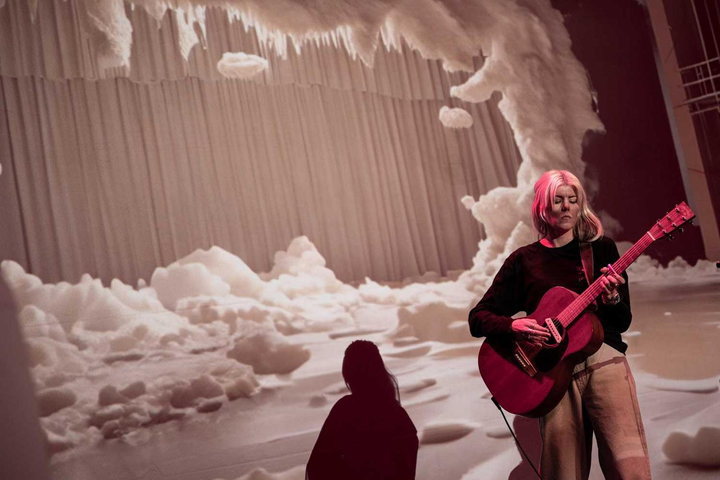 Jenny Hval - I Want to Be a Machine