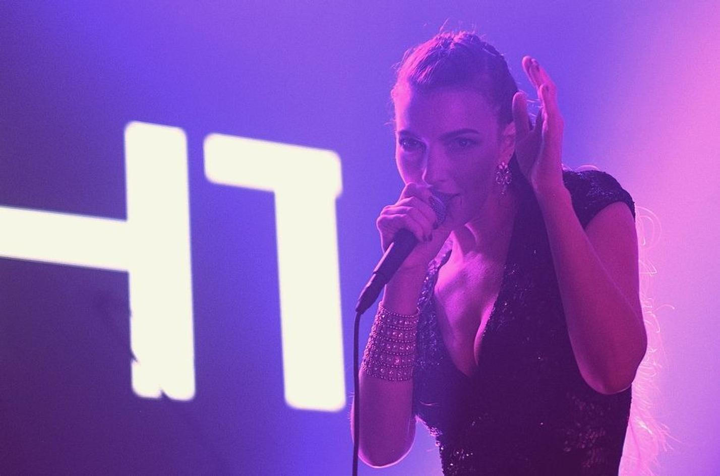 Chrysta Bell 1 (1)