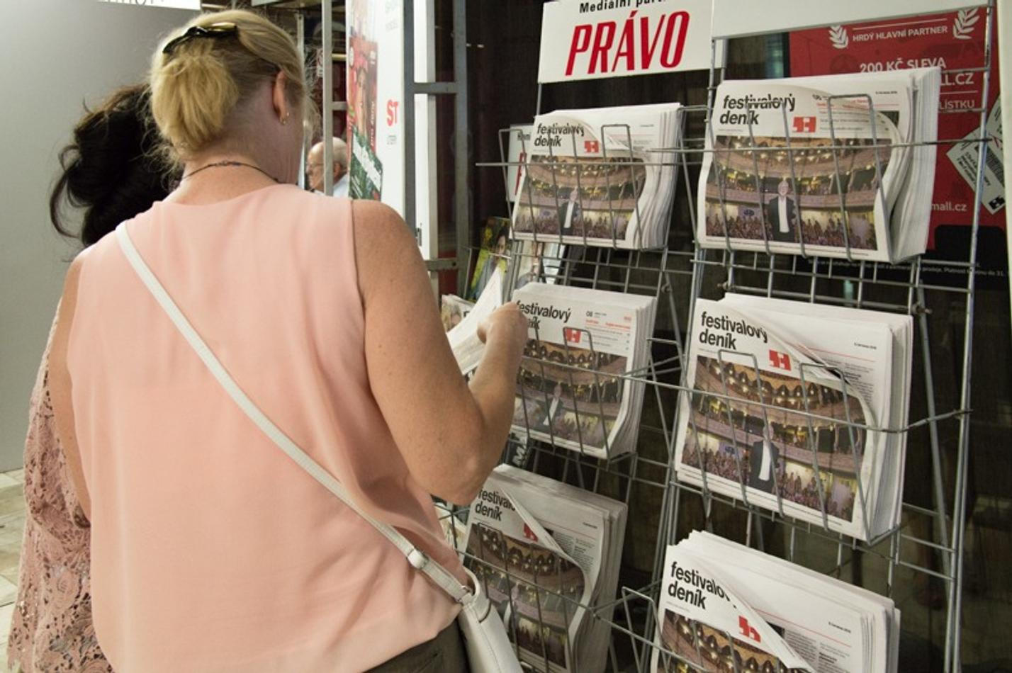 Festivalové noviny na každém rohu