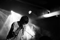 07_John_Maus_16_11_2017_MeetFactory_Praha