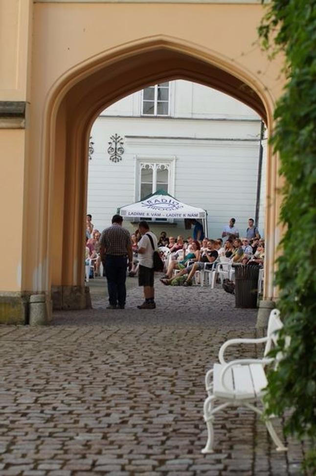 Z festivalu vysílalo přímý přenos Radio Proglas a několik celých koncertů natočila TV NOE.