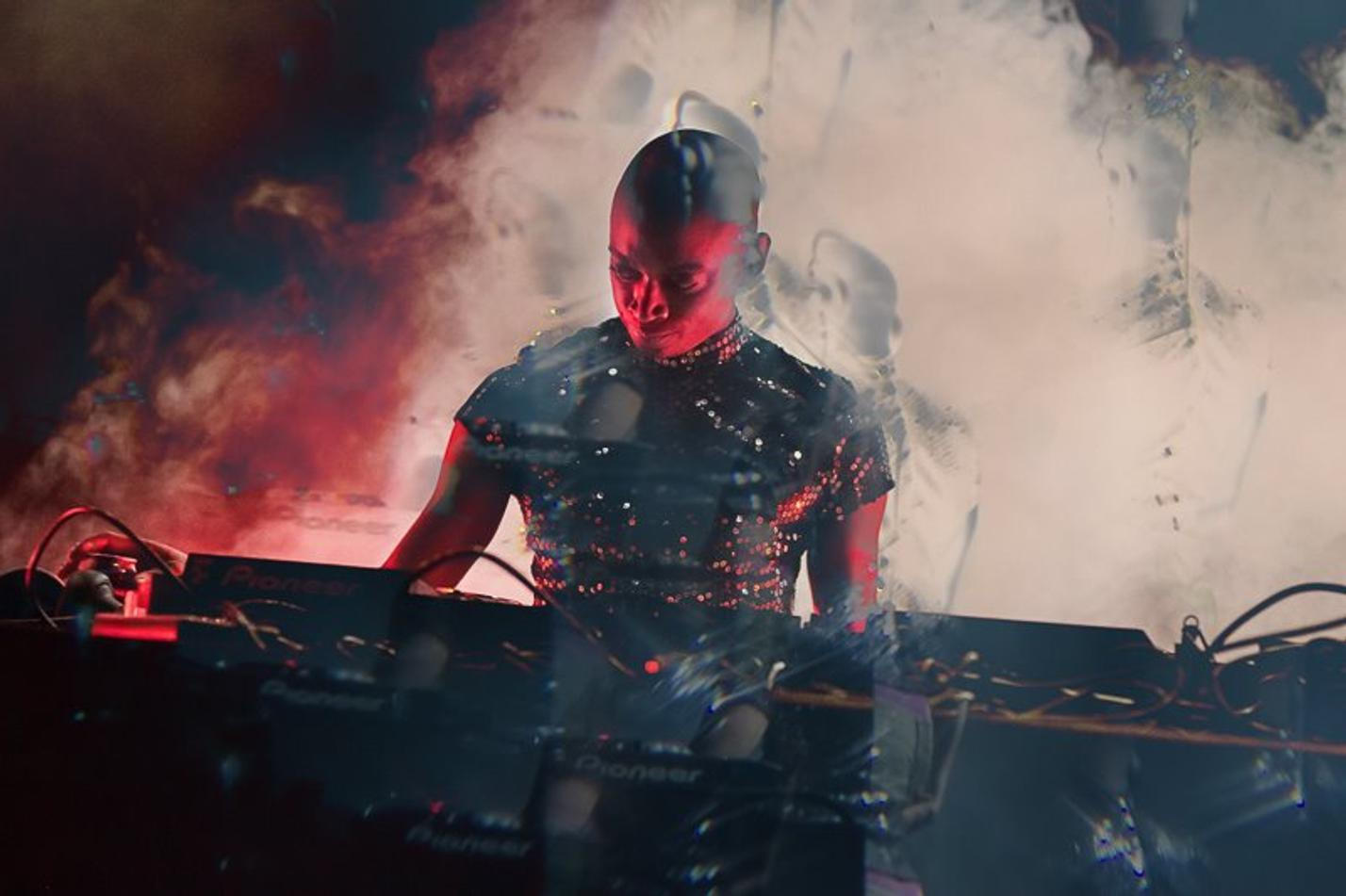 24_Lotic_Le_Guess_Who_2015