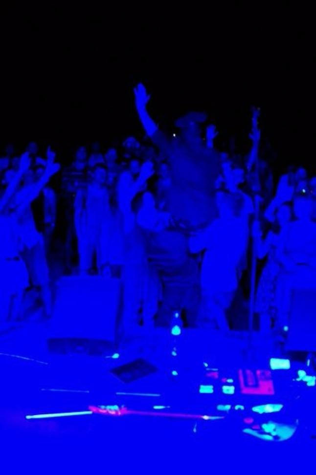 Nakonec diváci vzali Kittchena na ramena a drželi ho tam dokud nedozpíval Jezero.