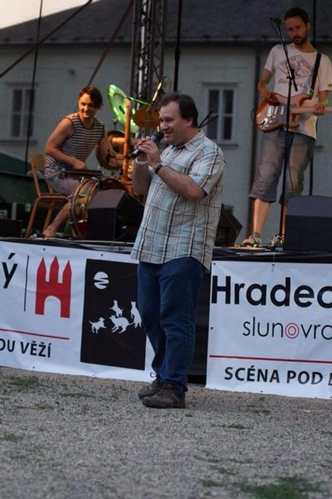 Květy byly zároveň prvním účinkujícím, který svou hudbou přispěl k oslavě tisíce kol Hitparády Kolem se toč a dvaceti let působení Milana Tesaře na Radiu Proglas.