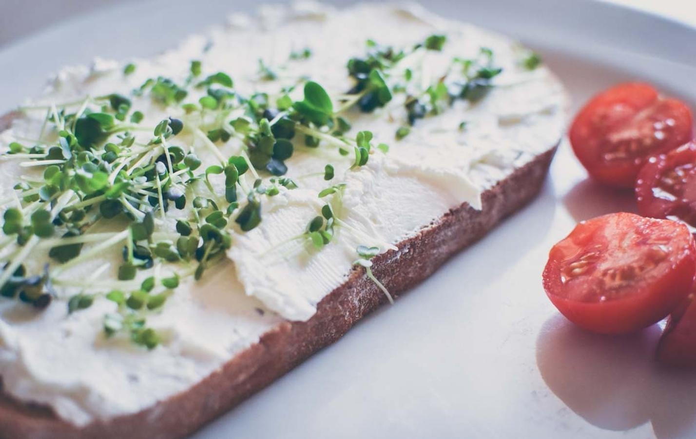 rukola a ředkvičky na chlebu