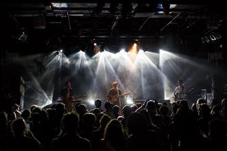 16_Clap_Your_Hands_Say_Yeah_Waves_Vienna_28_09_2017_WUK_Viden