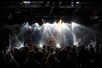 16_Clap_Your_Hands_Say_Yeah_Waves_Vienna_28_09_2017_WUK_Viden