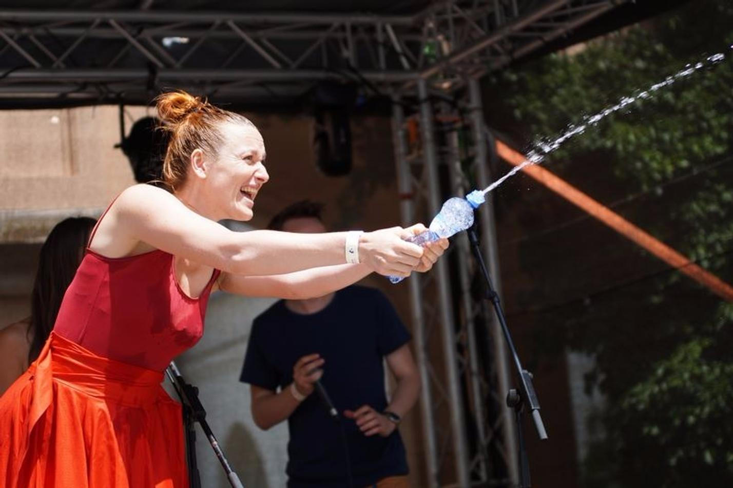 Skvělý koncert předvedly na Hradci Yellow Sisters a ještě stačily chladit přítomné diváky na rozpáleném nádvoří.