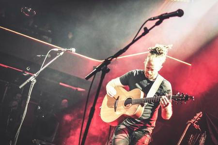 Newton Faulkner 1 (1)