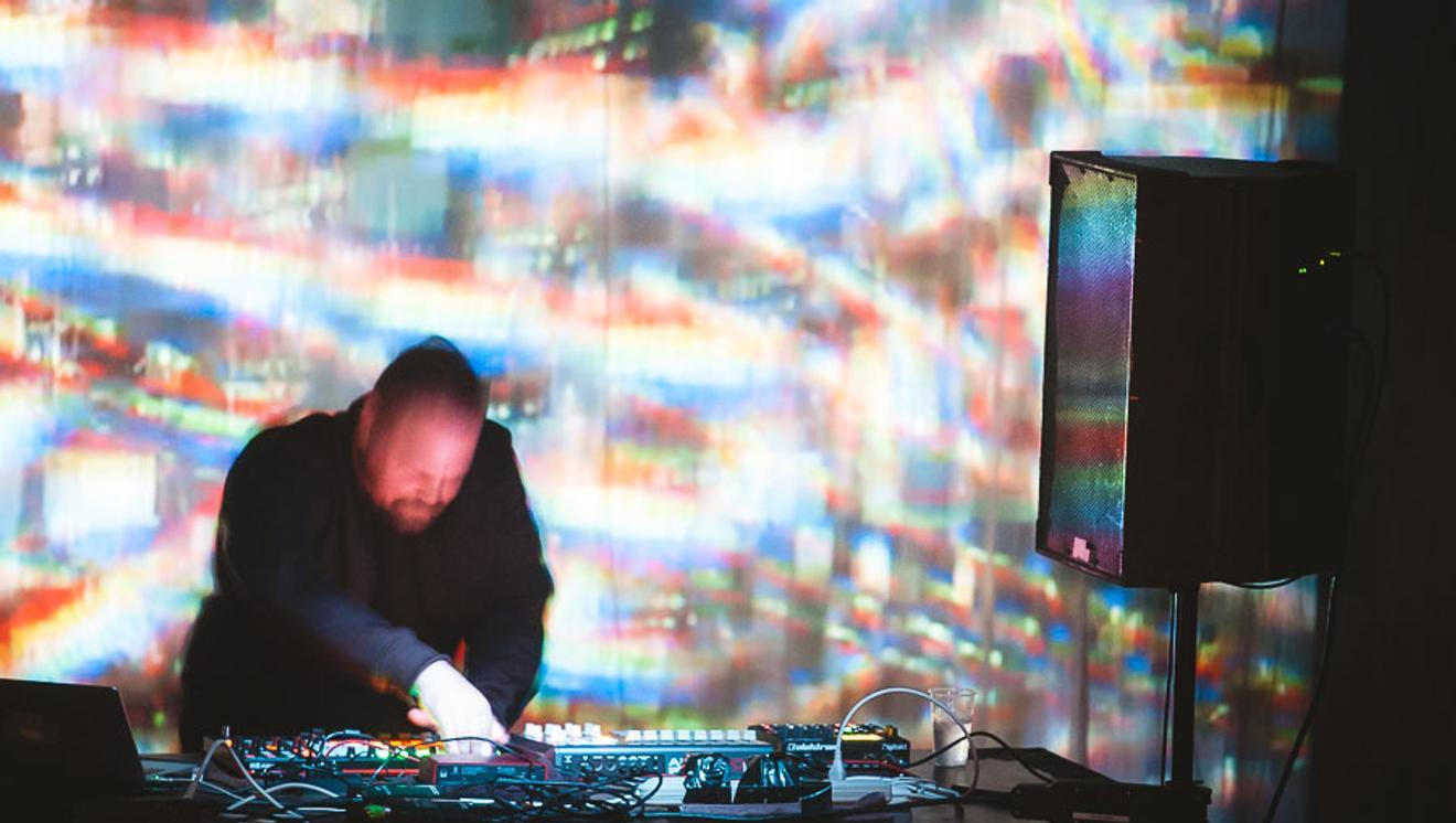 Com Truise (3)