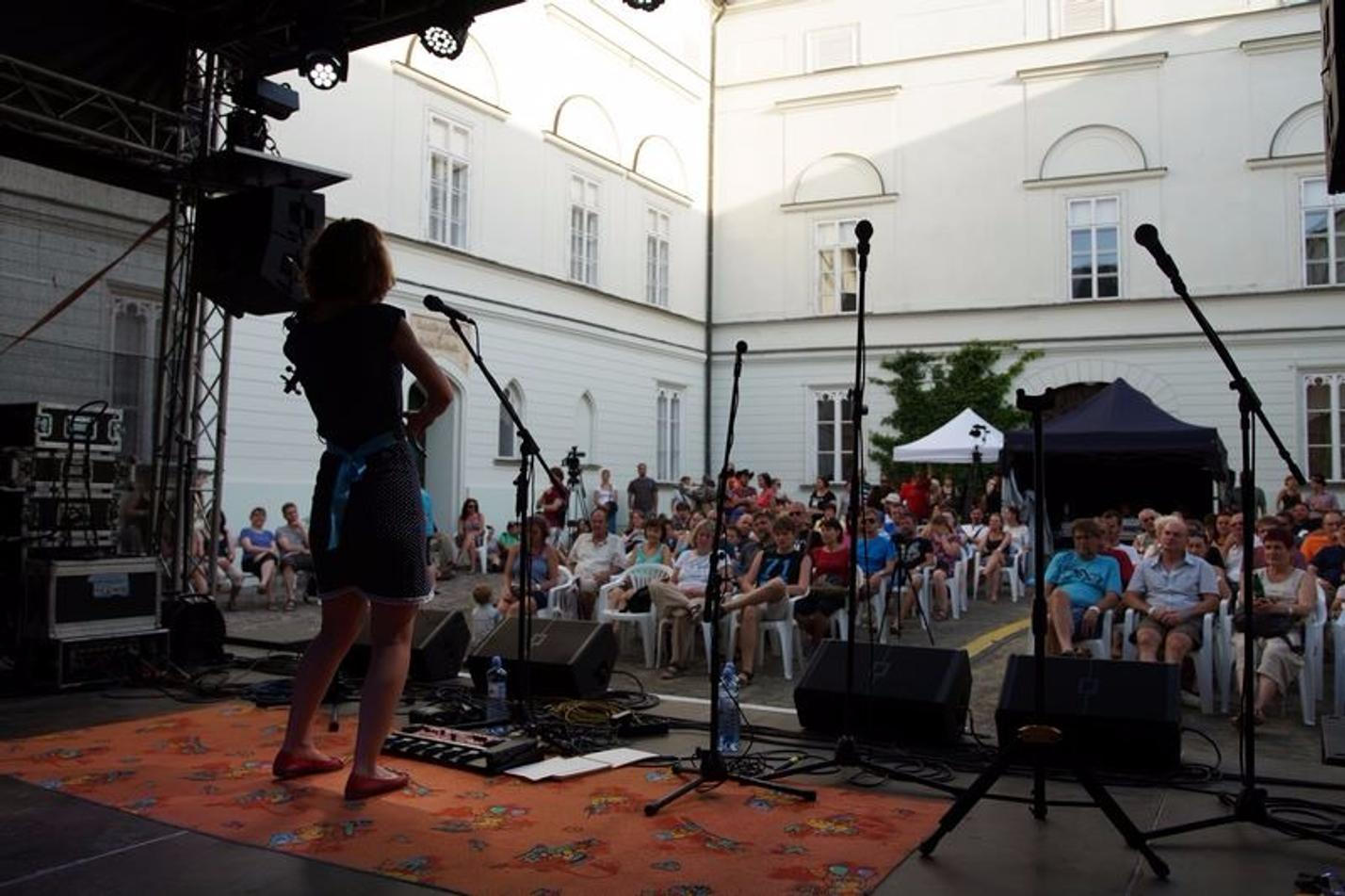 Jitka Šuranská nadchla naplněné nádvoří. Jedna nadšená návštěvnice o ní napsala: „hrála na housle tak ďábelsky, že i bezvěrci šeptali "pane Bože"....“