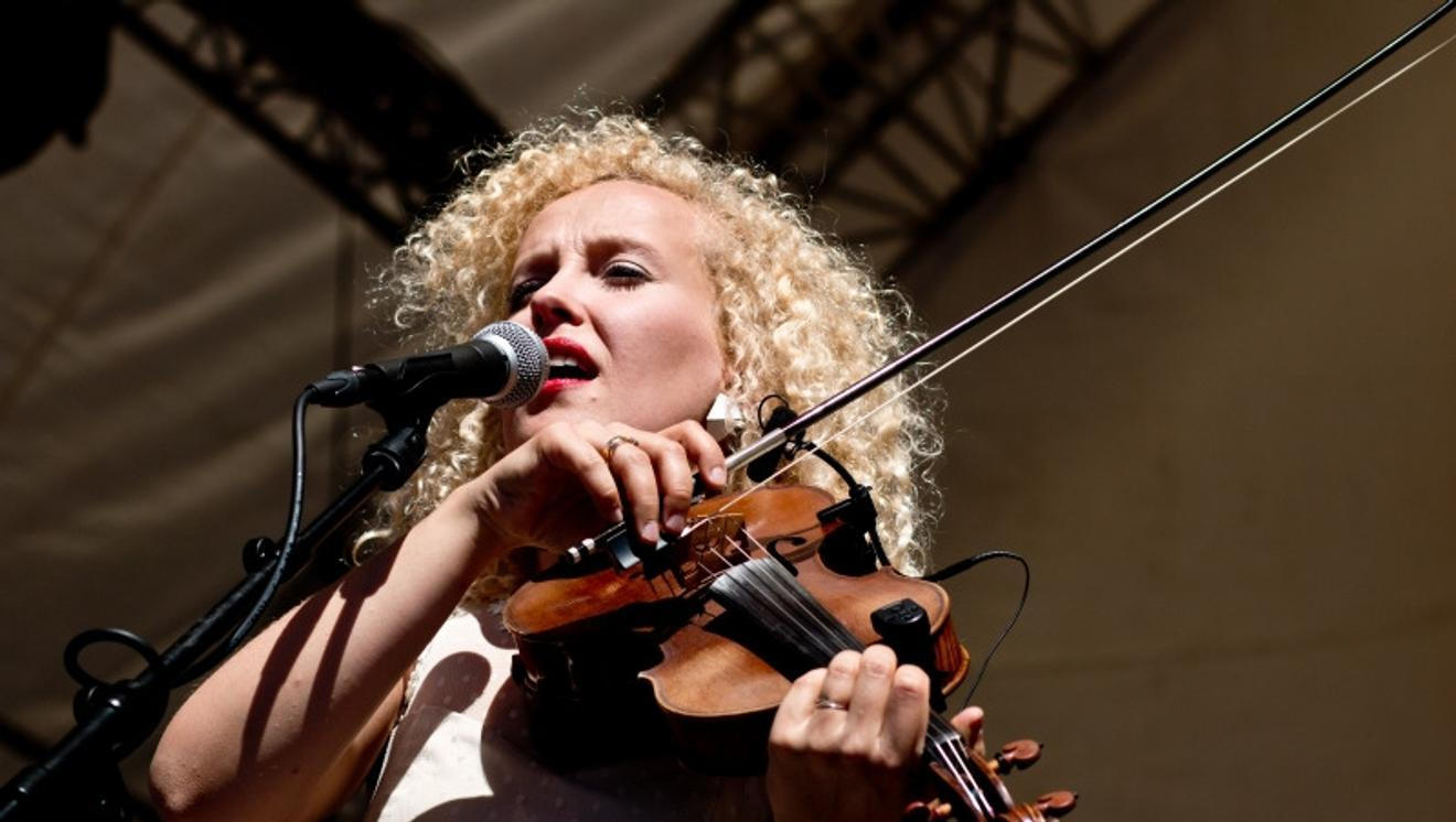 001CurlyStrings