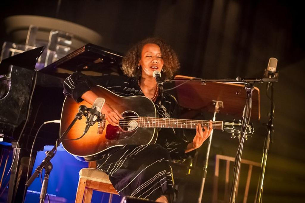 01_Mirel_Wagner_Le_Guess_Who_2015