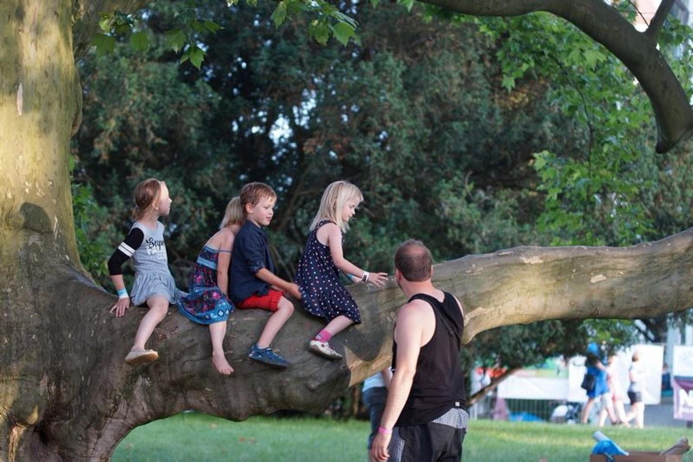 Dětská scéna, která se na festivalu nazývá Rozptylovací loučka, funguje velmi dobře, ovšem jak je vidět, děti si najdou i vlastní formy zábavy.