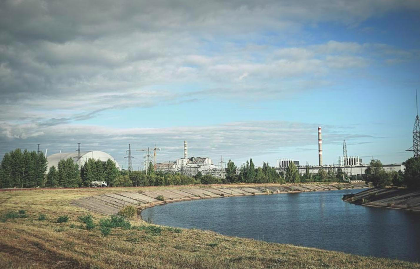Ranní výhled na čtvrtý blok elektrárny