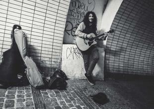 Busking v tunelu