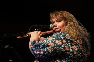 Ríoghnach Connolly & Honeyfeet