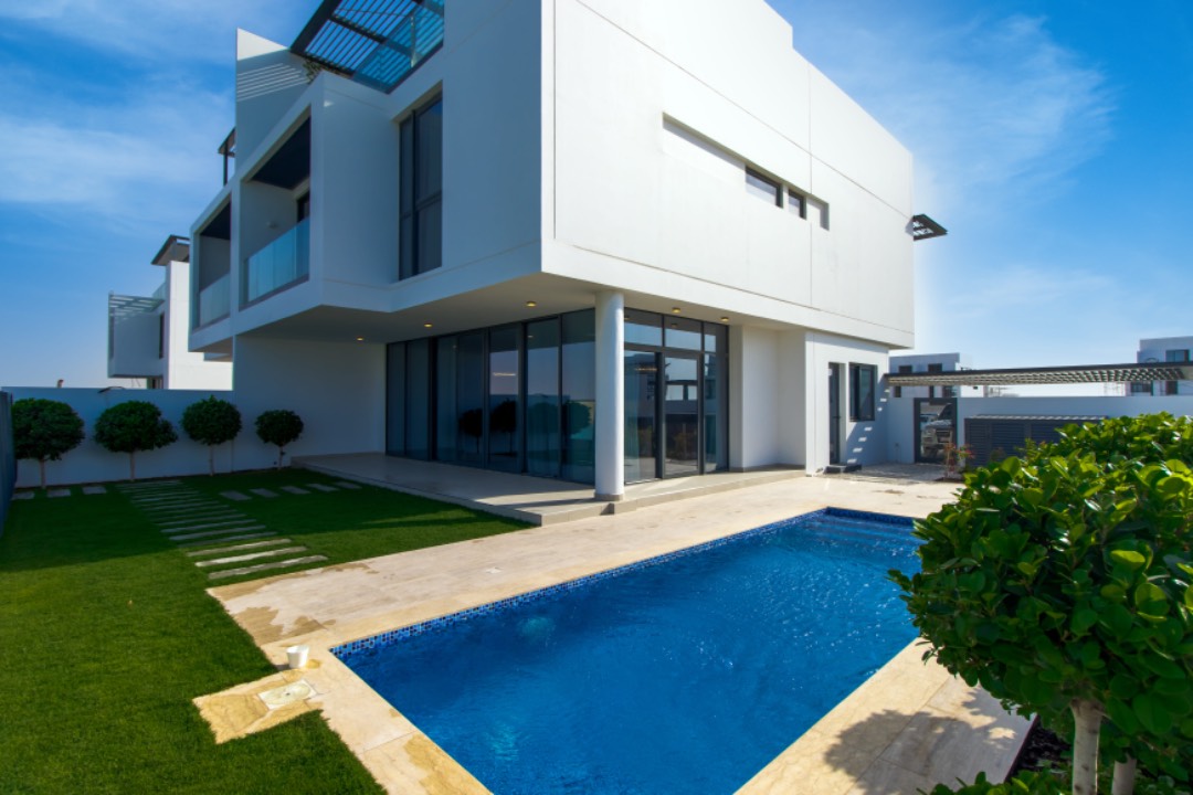 4 Bedrooms Luxury Living - Beachfront Villa - Freehold