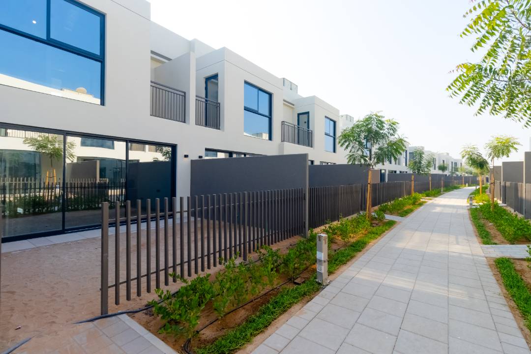 Falcon Island Al Hamra - 3 Bed for Rent - Corner Unit Large Garden