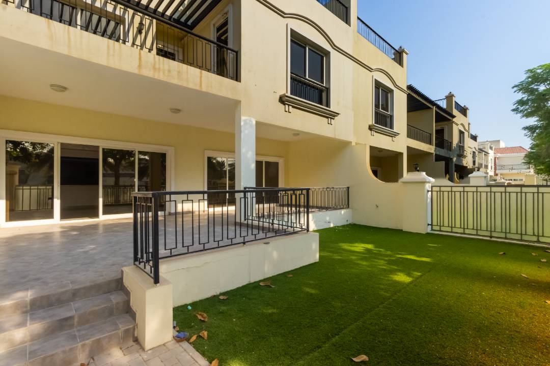 Spacious 4 bedroom Bayti for Rent in Al Hamra Village - Walk to Pool