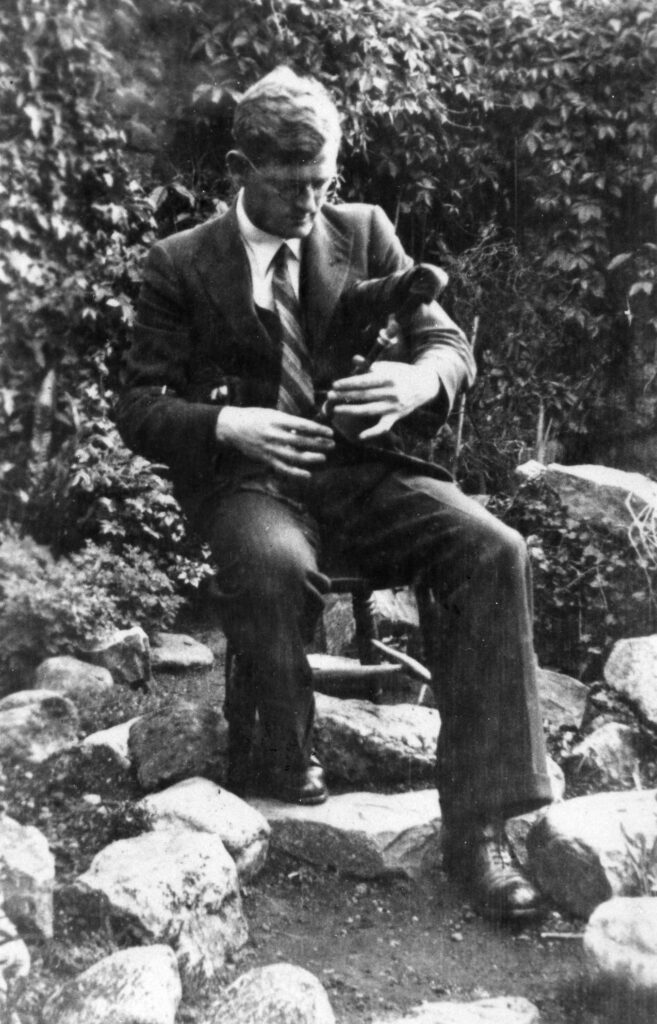 Breandán Breathnach playing pipes