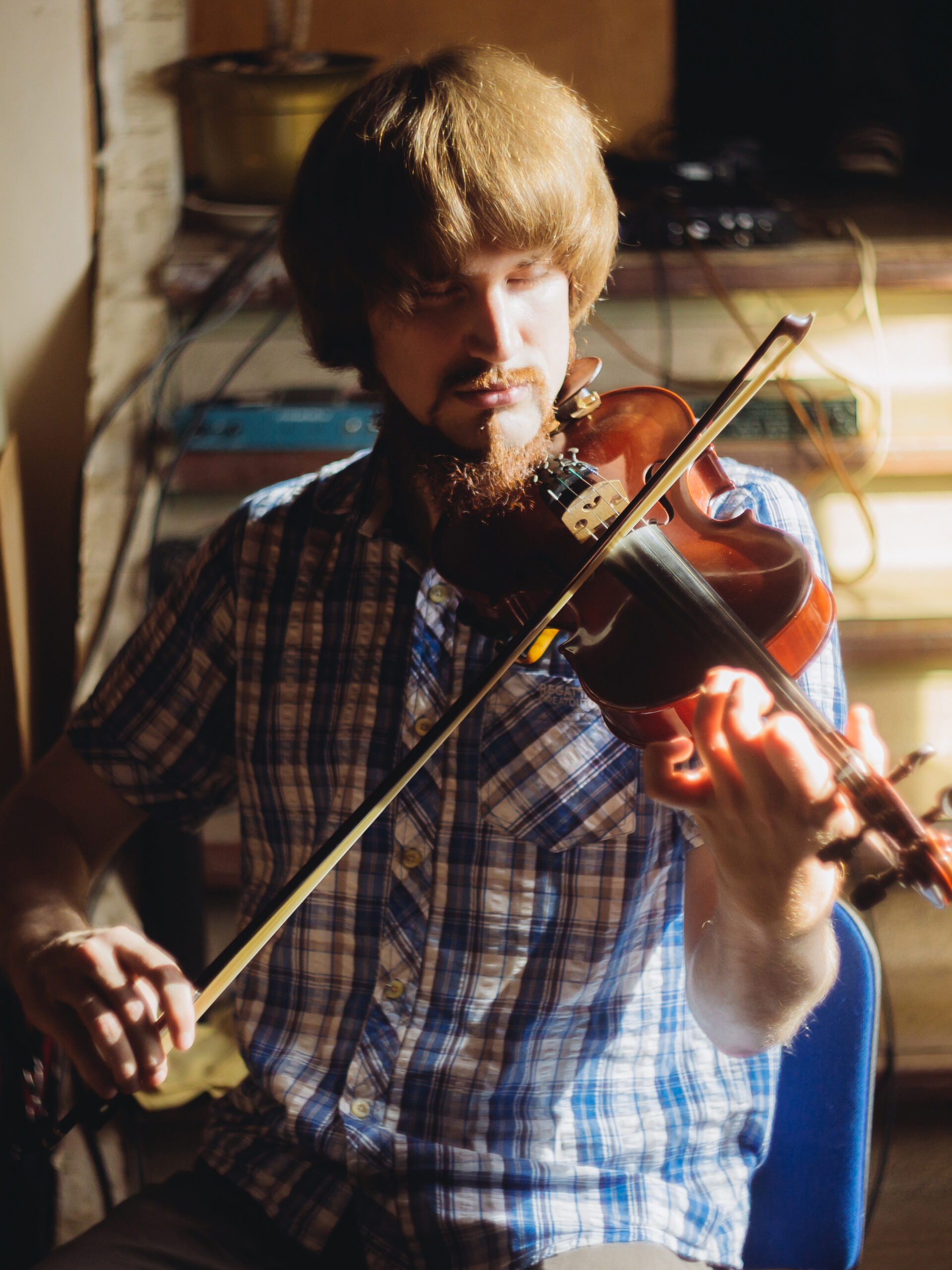 Anton Zille playing the fiddle