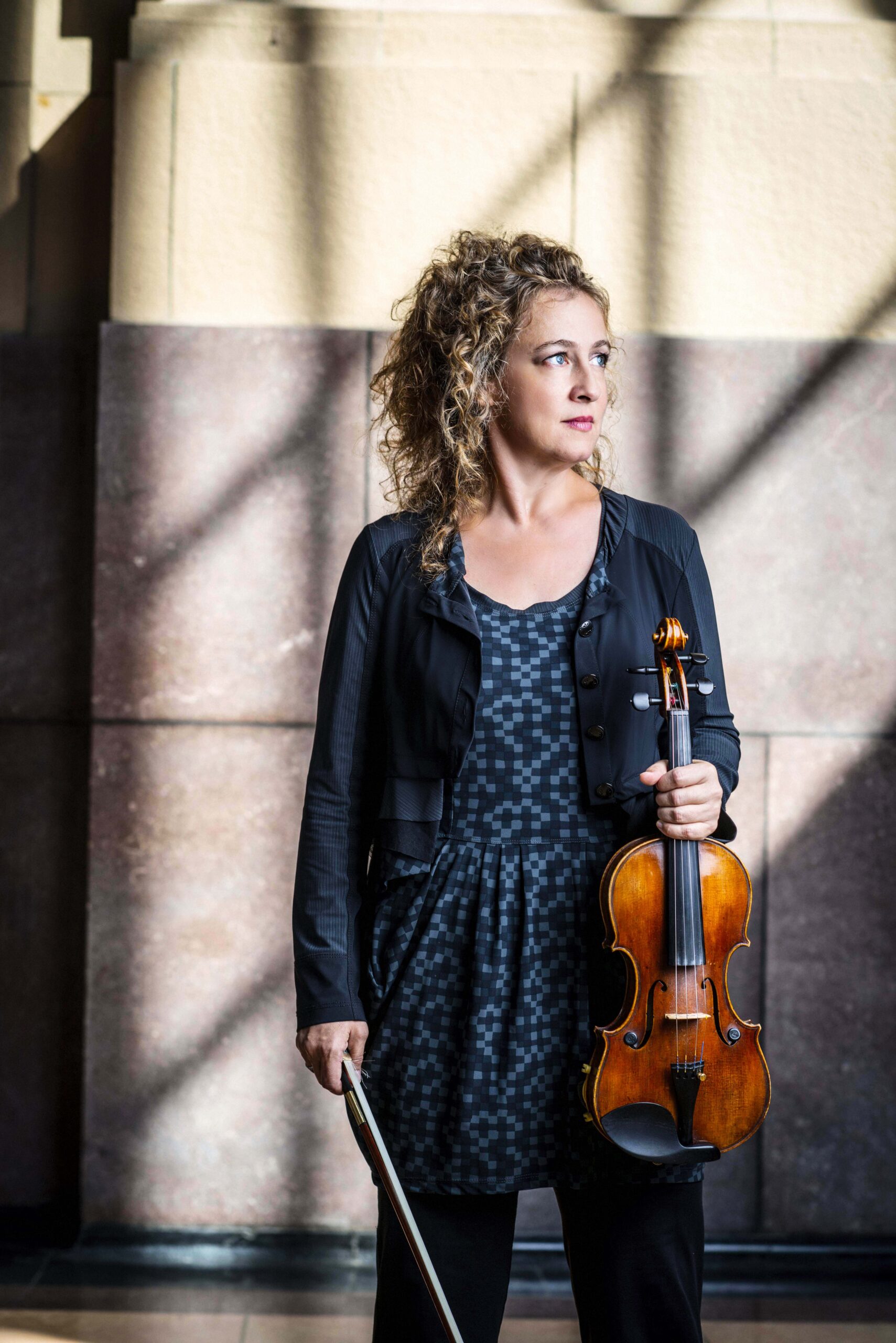 Liz Knowles holding fiddle