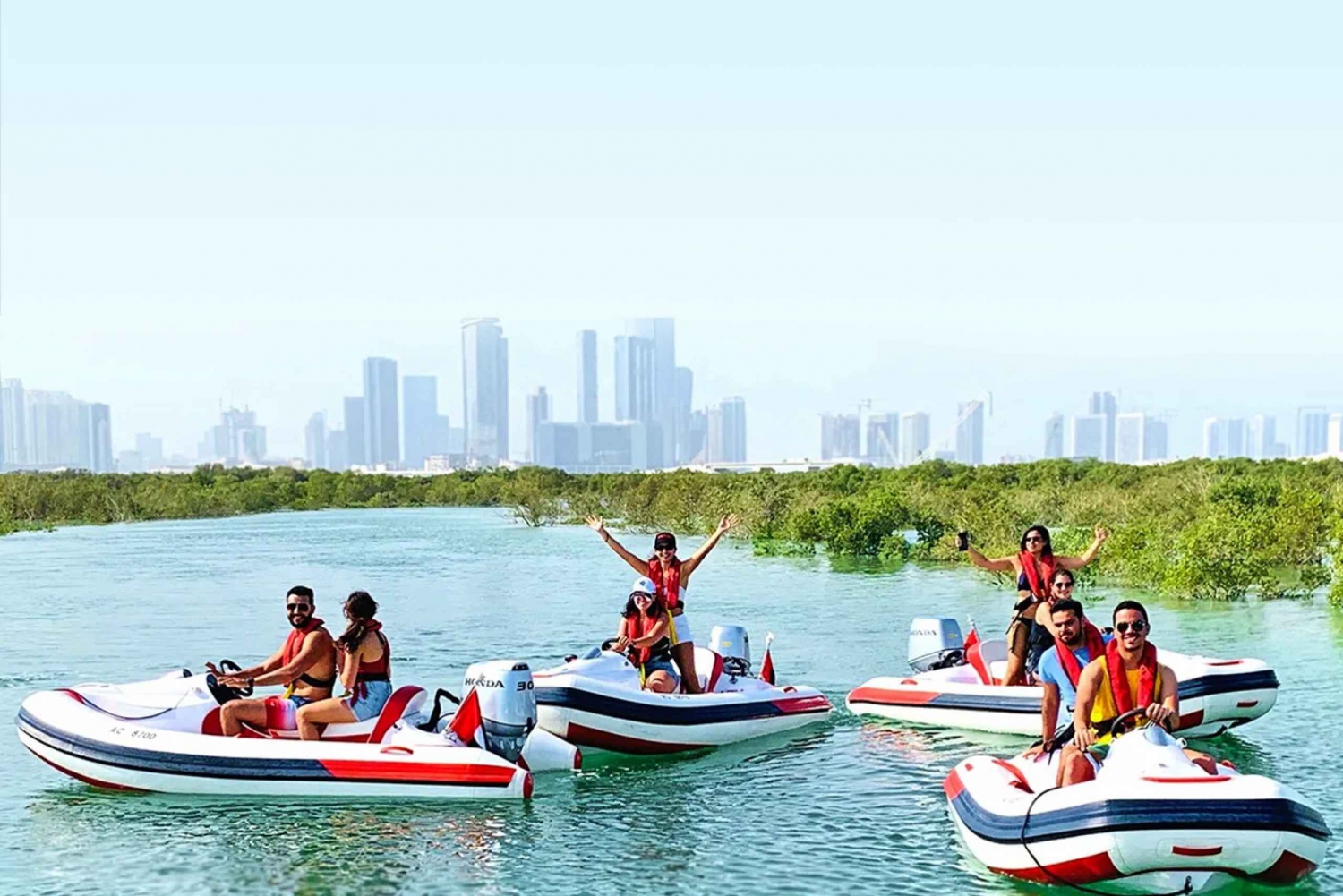 Abu Dhabi: Yas Island: Yas Island Self-Driving Guided Speedboat Tour (itseohjautuva pikaveneajelu)